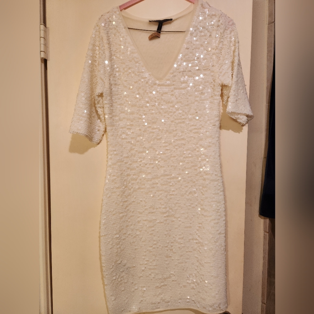 BCBGMAXAZRIA White Sequin Cocktail Dress with short sleeves
